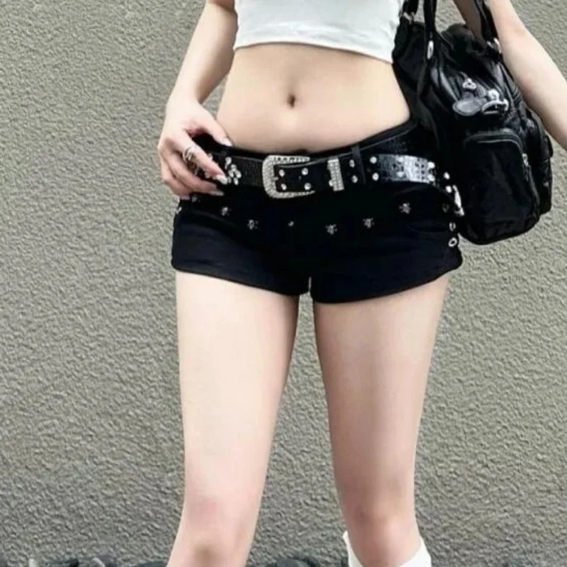 Y2K 펑크 블랙 로우 웨이스트 데님 핫팬츠 여성 여름 섹시 타이트 핫팬츠 아메리칸 배디 스타일 스터드 스트릿웨어 바지 신상