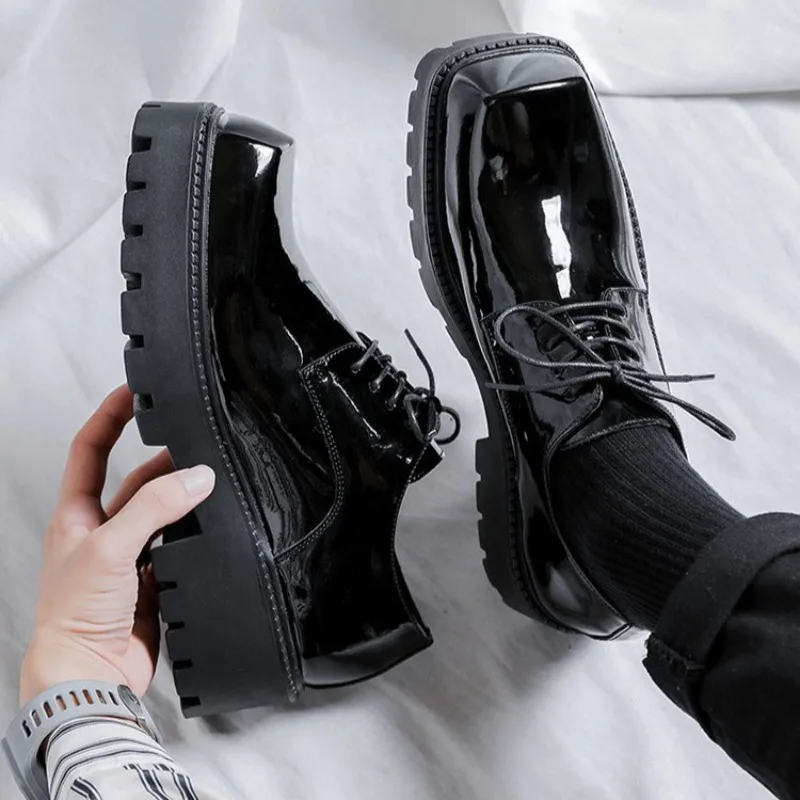 Sapatos masculinos de alta qualidade com cabeça quadrada, sapatos de design de nicho para homens, sapatos de luxo, estilo britânico, sola grossa, sapato casual de couro