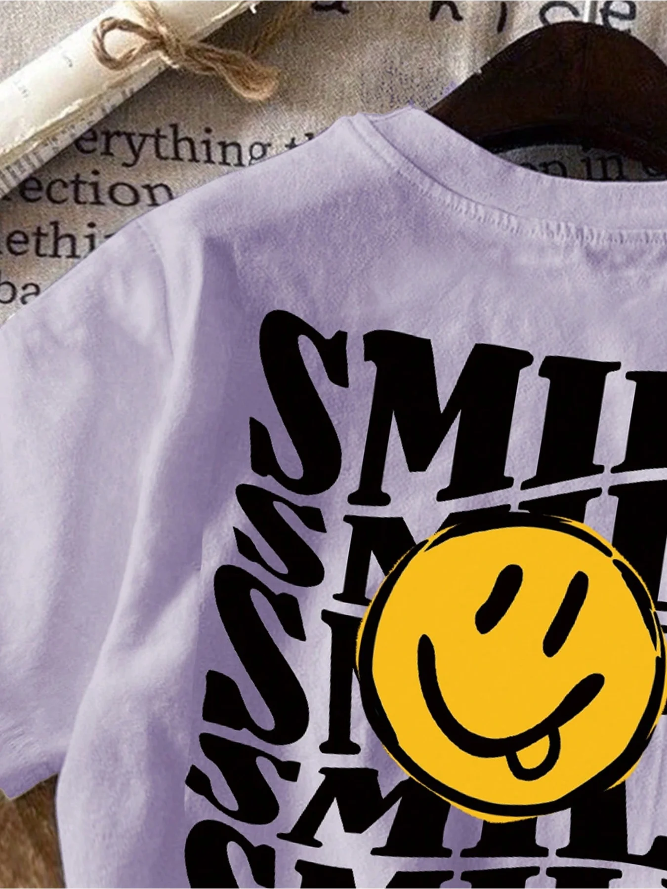 Children's Casual Comfortable T-Shirt Fun Tongue-Out Smiling Face Light Purple Loose Fit Summer Fashion for Kids
