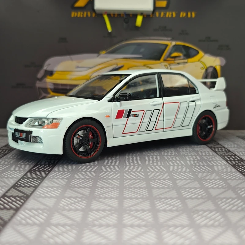 Modelo de aleación de coche de rally Mitsubishi EVO de 9ª generación a escala 1:24, puertas y capó del motor se pueden abrir.