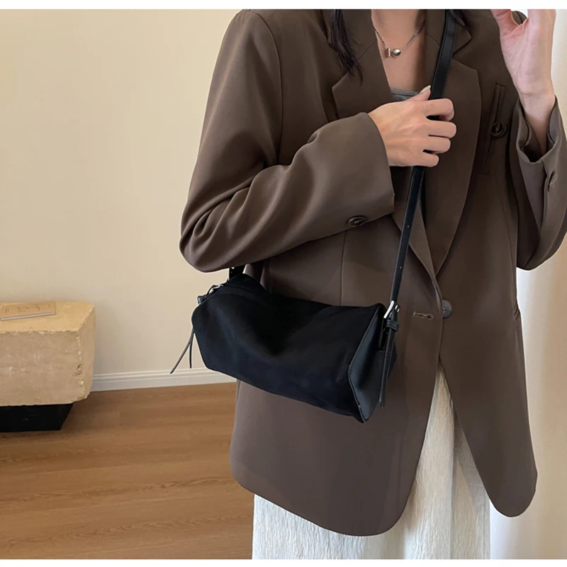 Chic Velvet Shoulder Crossbody Bag Autumn New Versatile Commute Temperament Underarm Bags Vintage Elegant Barrel-shaped Handbag