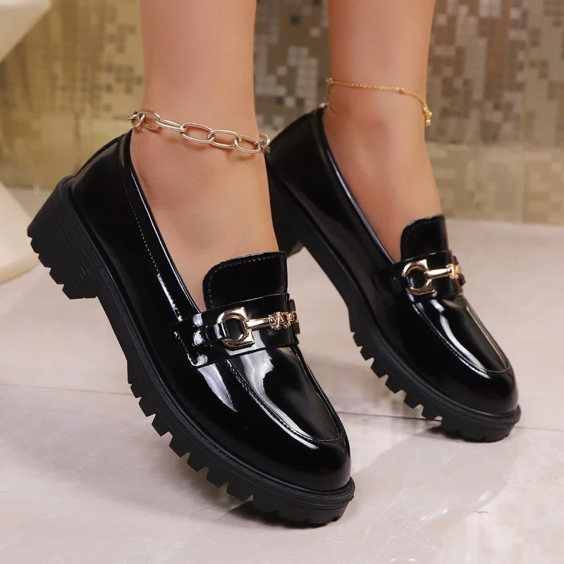 รองเท้าโลฟเฟอร์สไตล์อังกฤษ ฤดูใบไม้ผลิ 2026 รองเท้าหนังเด็กผู้หญิงแบบใหม่ ส้นหนา หัวกลม พื้นหนา ใช้งานได้หลากหลาย