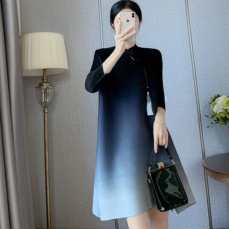 Miyake ชุดเดรสจับจีบสำหรับผู้หญิง, ชุดเดรสหลวมไซส์ใหญ่สบายคอปกตั้งไล่ระดับสีสไตล์ใหม่สำหรับฤดูร้อน2024