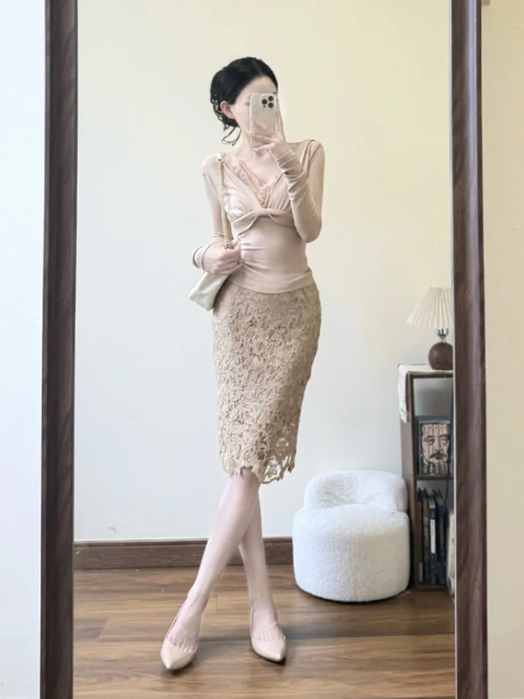 

Elegant Lace V-neck Top And High-waisted Skirt Set Comfortable Mid-length Spring Fashion for Young Women Casual Wear