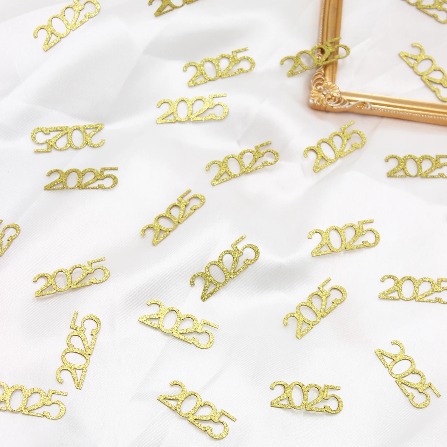 100pcs 2025 confetti, suitable for throwing confetti on the desktop of New Year's parties and graduation parties in 2025