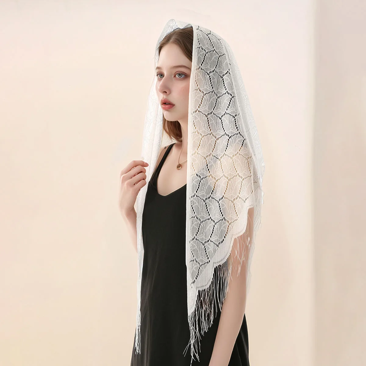 Bufanda triangular con bordado de encaje para mujer, Hijab musulmán, oración de Iglesia, Mantilla de boda, chal con borlas, velo blanco, Bandana