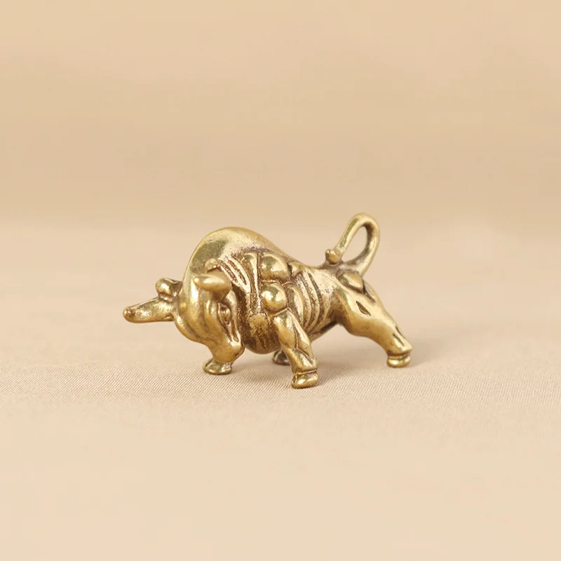 ●Mini Retro Brass Wall Street Bull Statue Sculpture Hand Toy Gift Keychain Ornament Home Office Desk Decorative Ornament