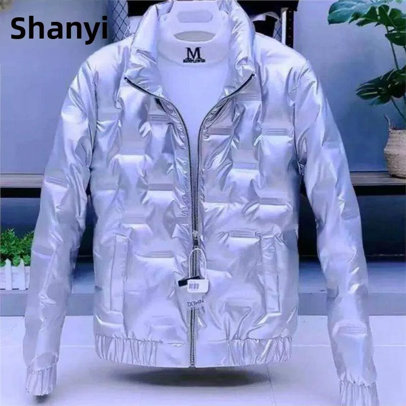 

Модная мужская утепленная куртка из хлопка с воротником-стойкой, приталенного кроя, из яркой кожи серебристого цвета, укороченная, в нейтральном стиле, для осени и зимы