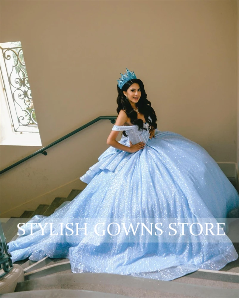 スカイブルー オフショルダー 15 歳 ボールガウン プリーツ チュール レースアップ チャペル トレイン فساتين سهرة カスタマイズされたプラスサイズ