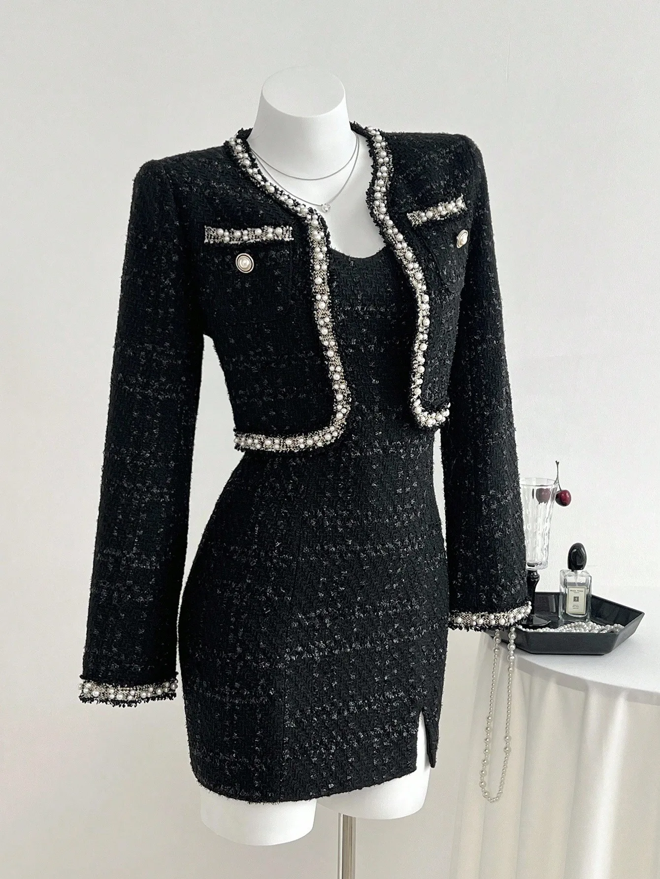 

Комплект: укороченный жакет из черного твида с жемчужной отделкой и облегающее платье-комбинация