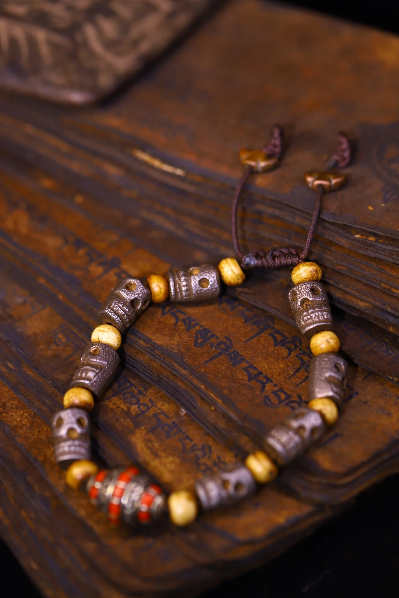 

5"Tibetan Temple Collection Old Tiantie Cinnabar Mosaic Gem Skull Head Bracelet Buddha Beads Pendant Amulet Dharam Town house