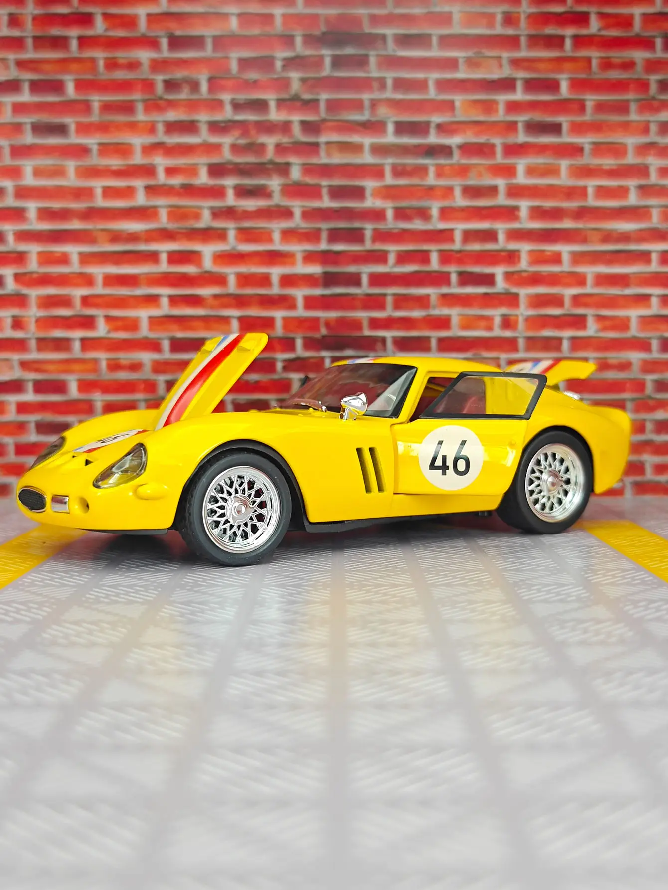 โมเดลรถซูเปอร์คาร์เฟอร์รารี่ 250GTO อัลลอยด์ ขนาด 1:32 ของสะสม ตกแต่งบ้าน ประตูเปิดได้ มีเสียงและไฟ ของขวัญ รายละเอียดสมจริง