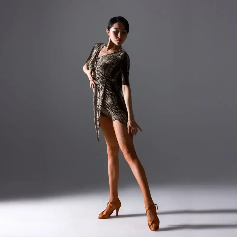 ชุดเต้นรําละตินเสือดาวพิมพ์เต้นรําละตินเครื่องแต่งกายฝึกชุด STAGE Performance ใหม่เต้นรําที่สวยงามเสื้อผ้าเครื่องแต่งกายสีดํา