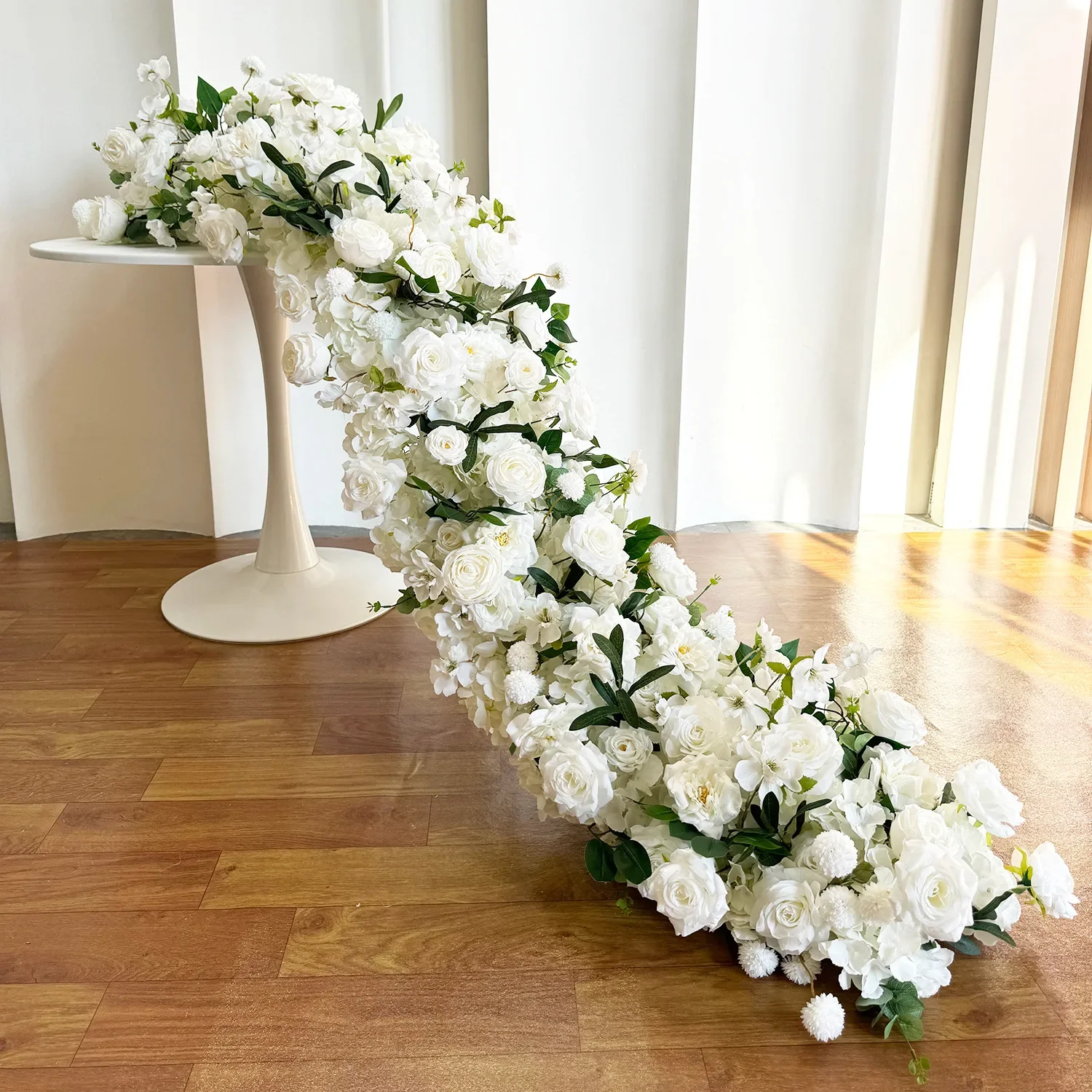 Weiß-grüne Hortensien Hochzeits-Blumenarrangement Langer Sofa-Läufer Blumenreihe Künstliche Blumen Balkon Treppen Event Hintergrund Deko – Detail 3