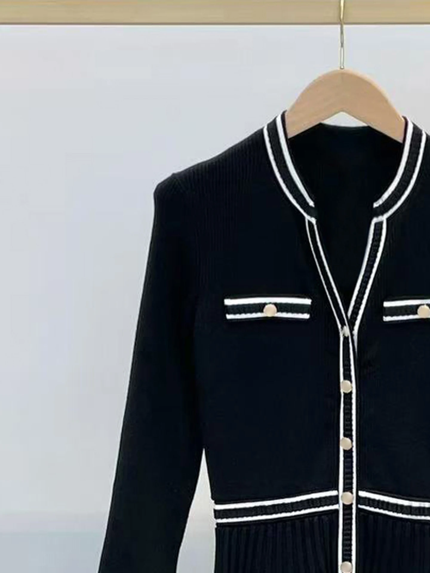 เสื้อไหมพรมลายทางยาวสำหรับผู้หญิง แบรนด์ M Home Nan You รุ่น Dr Hepburn สไตล์เรียบง่าย ทรงเอ กระดุมผ่าหน้า เอวสูง คอลเลคชั่นใหม่ล่าสุดสำหรับฤดูใบไม้ร่วง