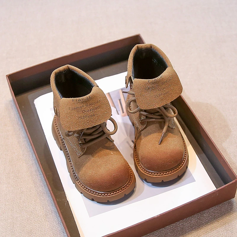 

Новая модная нескользящая повседневная универсальная шикарная кожаная обувь в корейском стиле с мягкой подошвой, детские короткие сапоги для девочек, осень 2026, осень