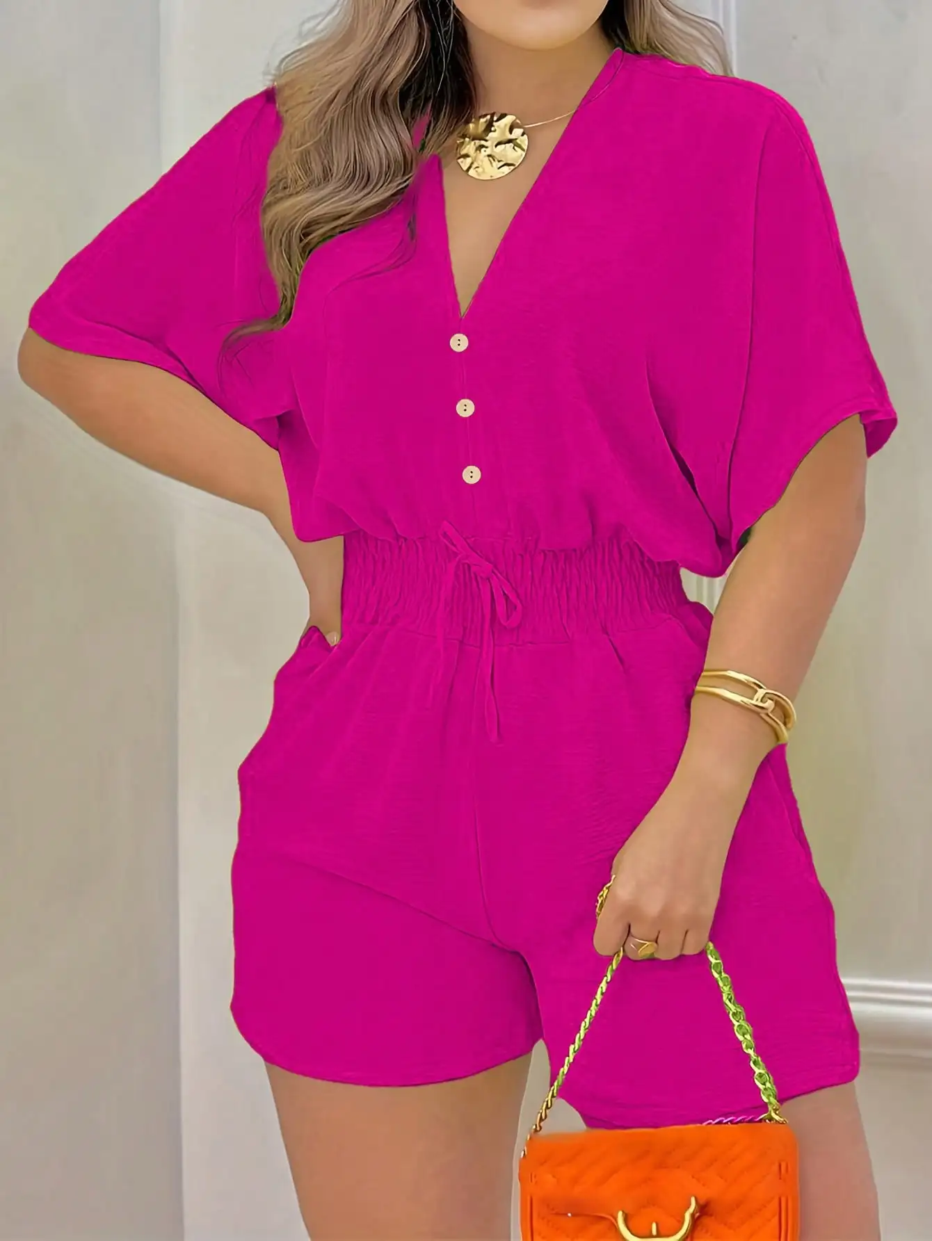 

Женский комбинезон с V-образным вырезом, пуговицами спереди, рукавами «летучая мышь» и поясом на талии — повседневный летний ромпер