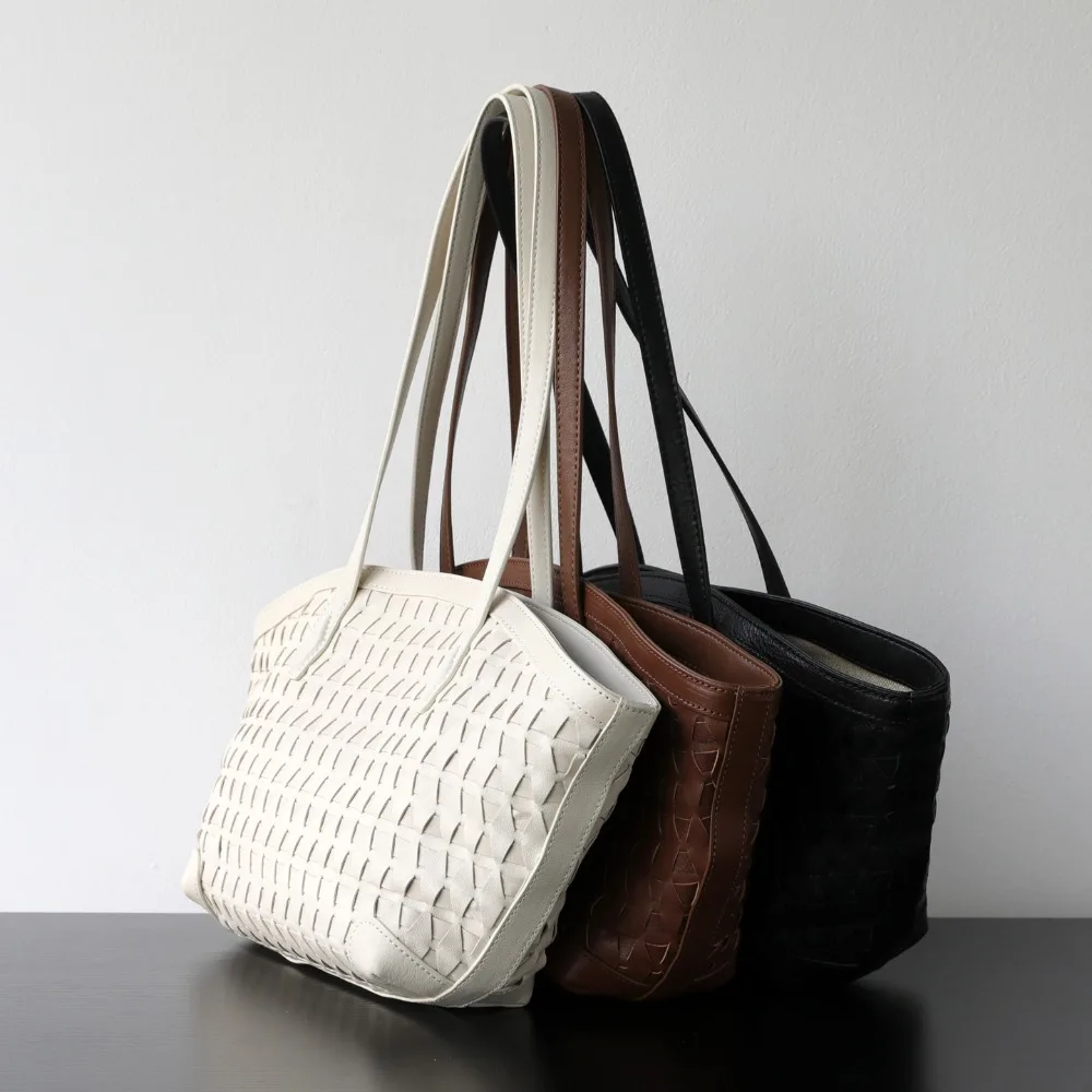 Niche Retro First Layer Hand-woven Women's Hand-held Underarm Bag Stylish Simple Versatile High-end Simple Casual Daily Fashion