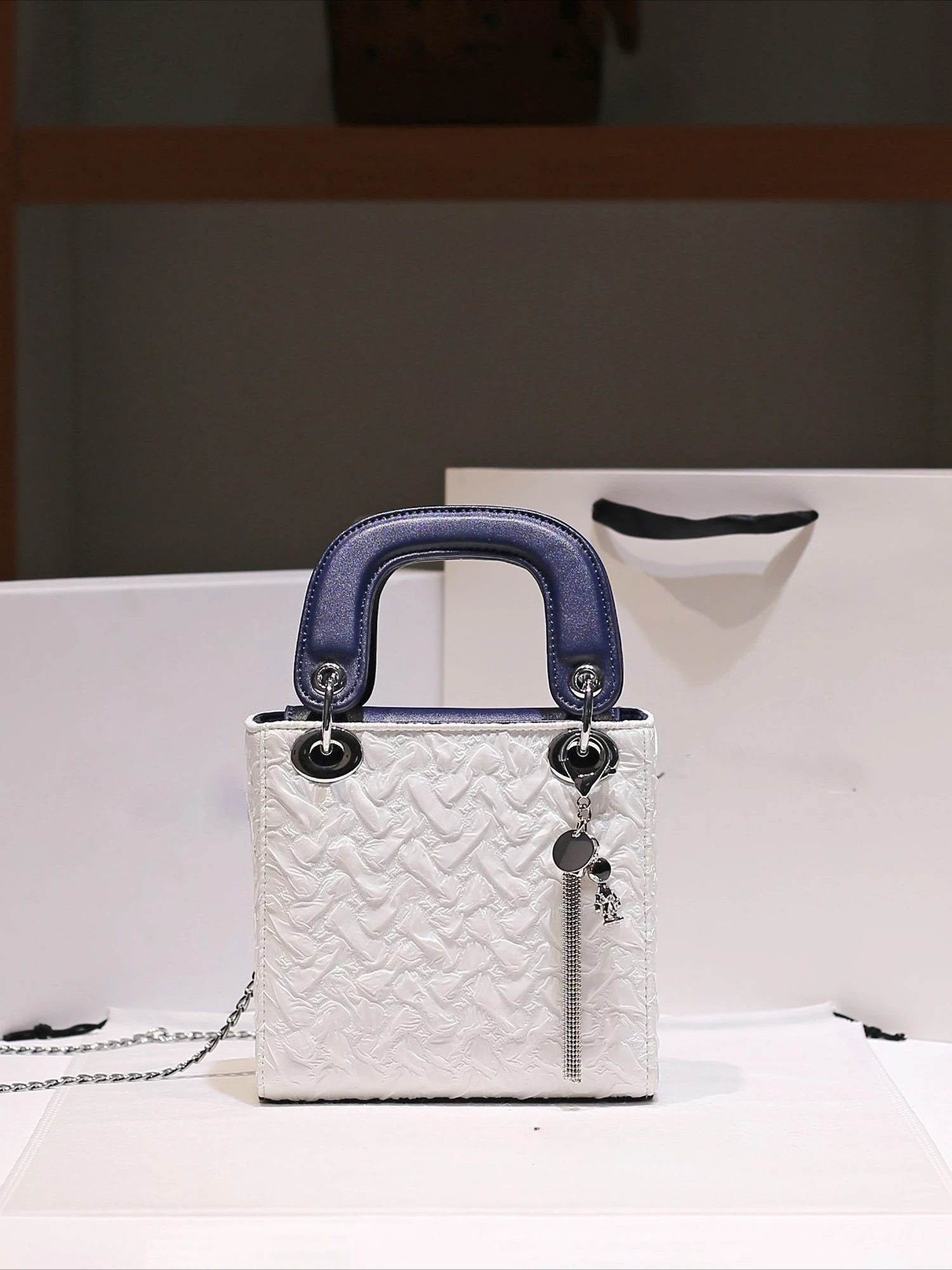 2026 New Fashion and Luxury Designer Bags with Delicate Pendant and Wrinkle Design Women Popular and Versatile Chain Square Bag