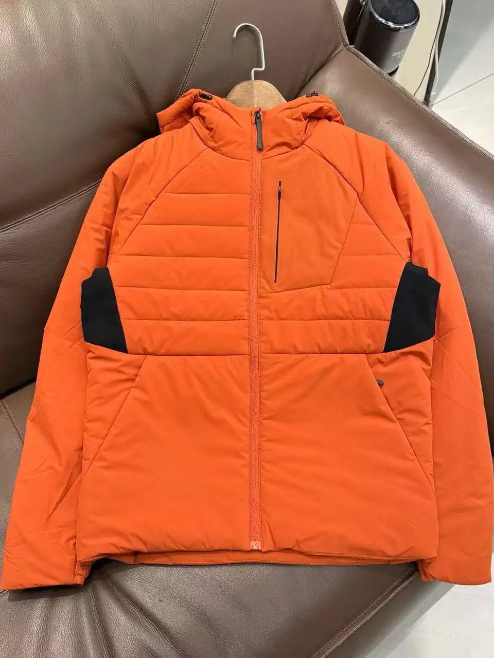 

Утепленная хлопковая куртка для активного отдыха с капюшоном, молодежная, стандартного кроя, на полиэстеровой подкладке, с длинными рукавами, на молнии.