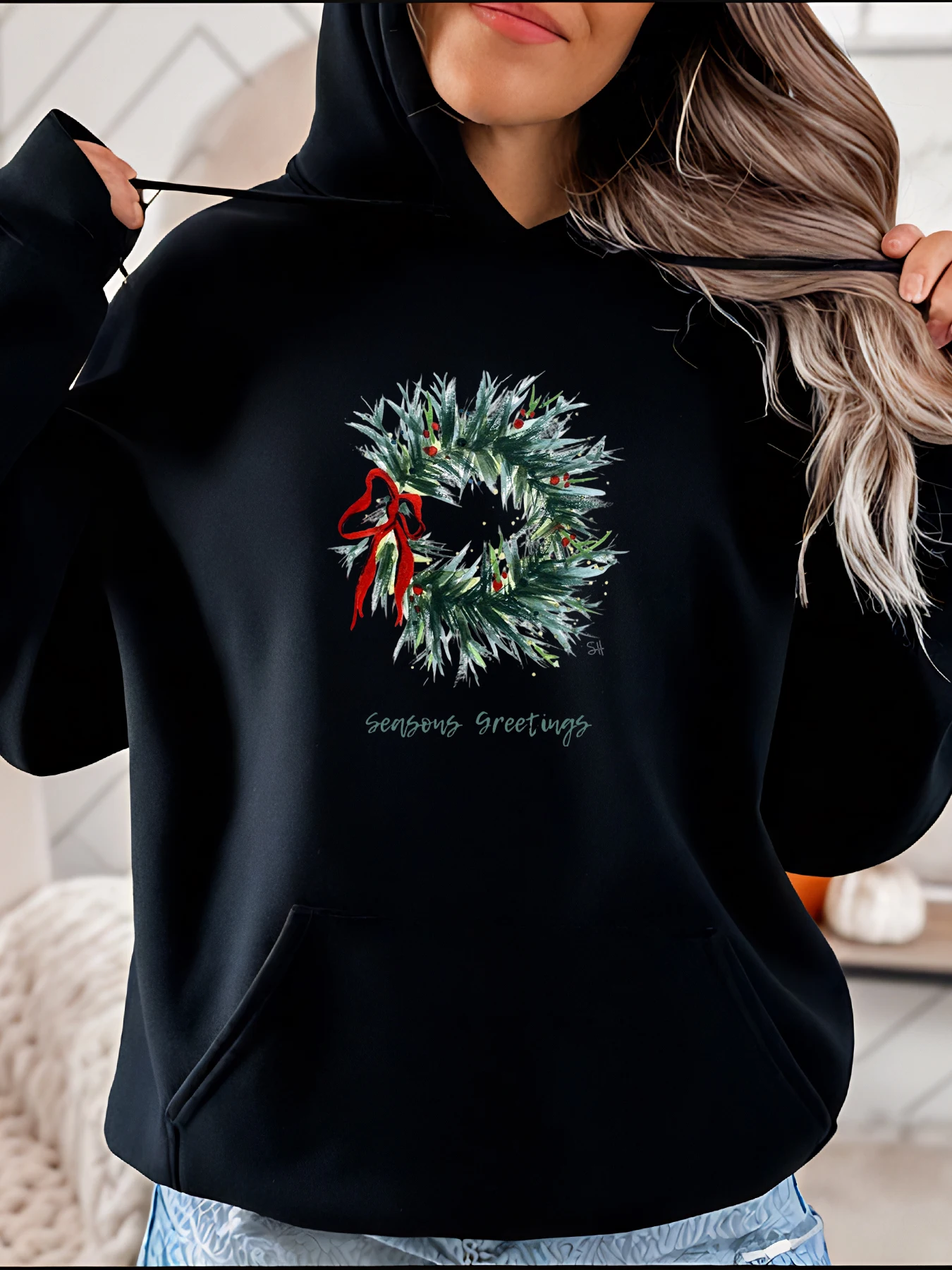 

Толстовка с принтом рождественского венка, повседневный зимний стиль, красная лента и сосновый дизайн, женский уютный праздничный наряд
