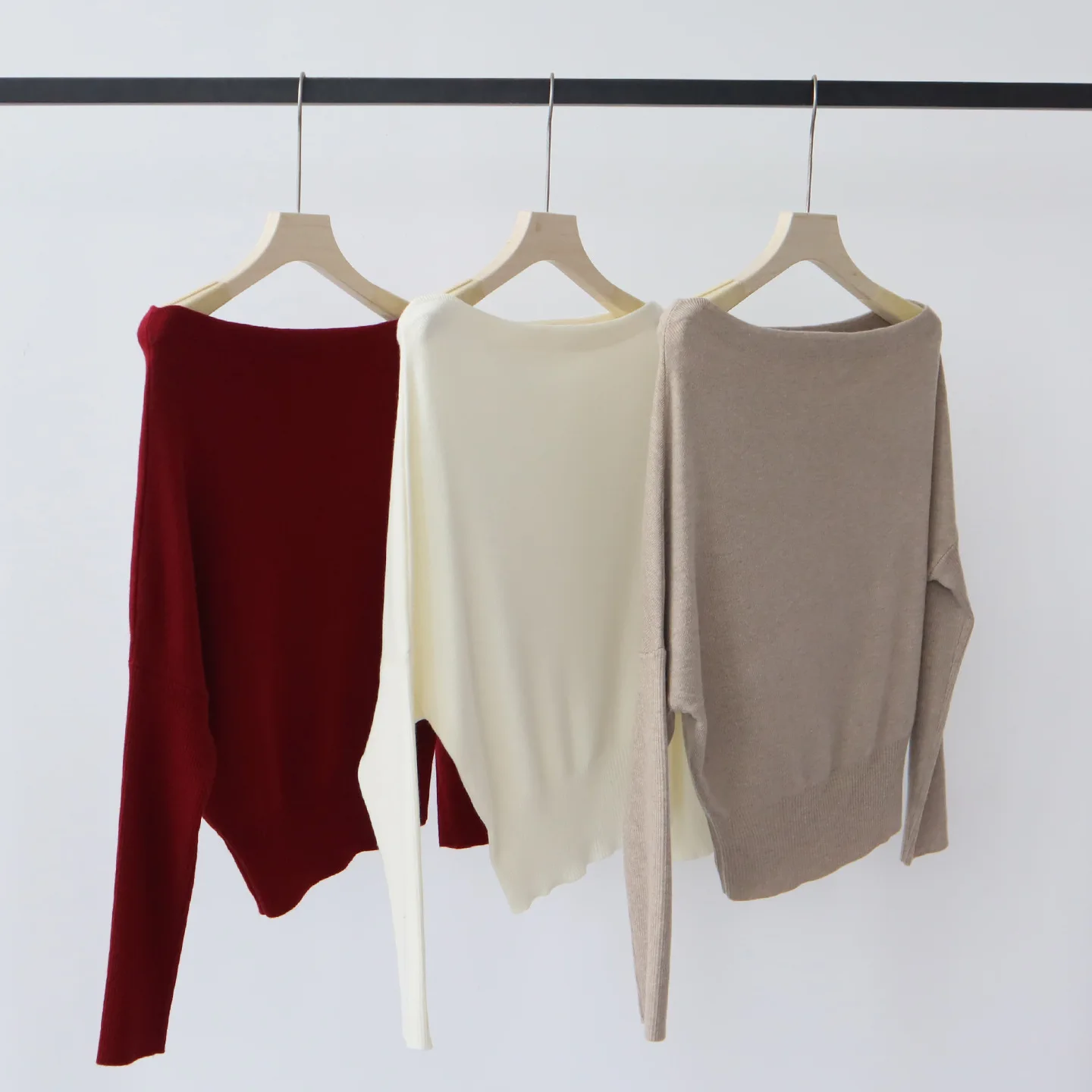 เสื้อสเวตเตอร์ไหมพรมผู้หญิง แขนยาวทรงแบทวิง คอเฉียง ทรงหลวม สไตล์ลำลอง เหมาะสำหรับใส่ทำงาน ฤดูใบไม้ร่วง ปี 2025