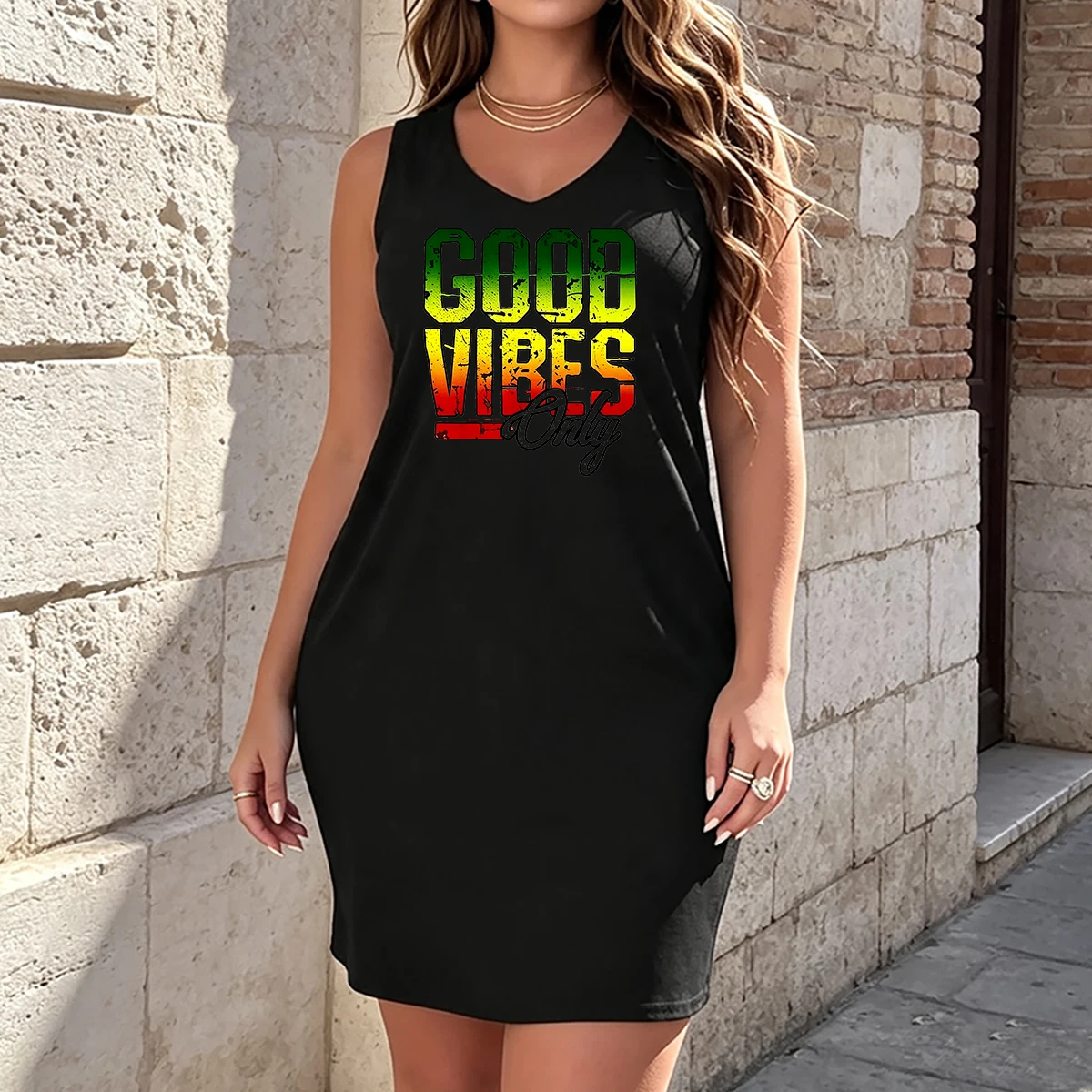 Vestido sin mangas de talla grande - Good Vibes Only. Estampado con letrero en inglés con efecto degradado y bloques de color, corte recto y holgado, estilo casual y vibrante, perfecto para estar en casa o salir.