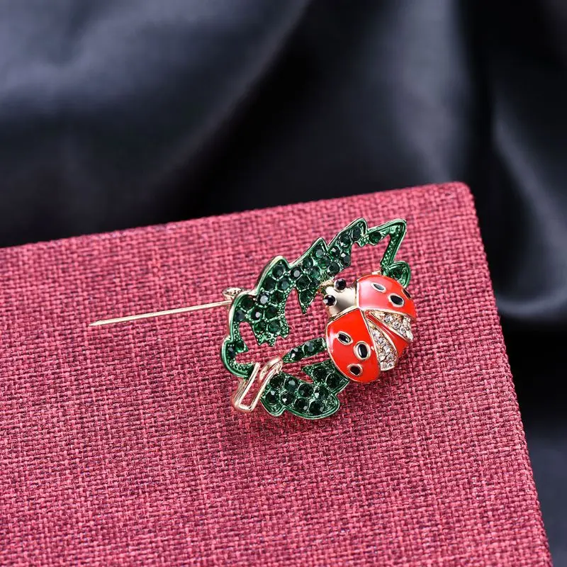 Ladybug Brooch Plant Insect Badge Brooch Green Red Insects Lapel Pin Party Brooch Ornament for Women Girl Cloth Decor Dropship