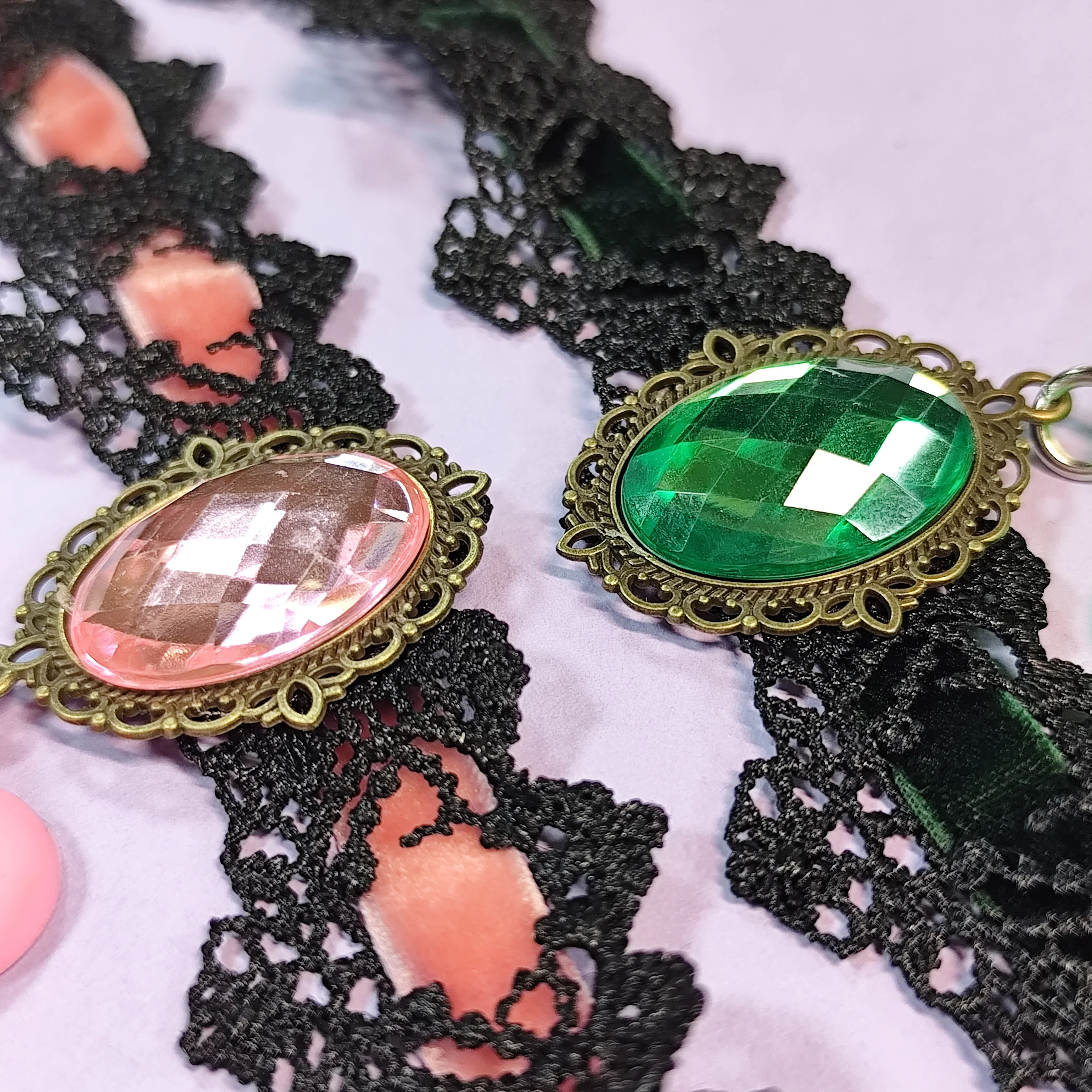 المختنقون الدانتيل القوطي مع المعلقات الدب الدموي ولمسات الأحجار الكريمة. مثالي مخيف - إكسسوارات الهالوين اللطيفة.