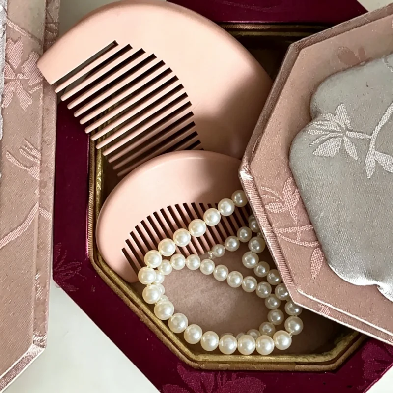 

Silk Velvet Antique Tray for Jewelry – Perfect for Displaying Jade, Agate, Turquoise, and Vintage Bracelets