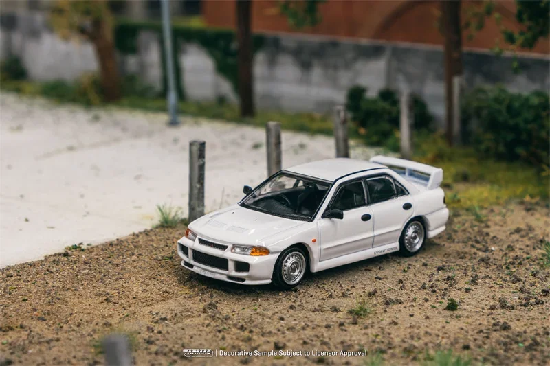 

Tarmac Works 1:64 Lancer RS Evolution III White Model Car