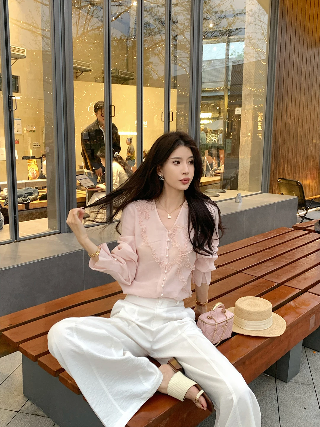 

Женская кружевная блузка Kun Zong: легкая, тонкая, с V-образным вырезом, длинным рукавом, в повседневном стиле, комфортная, дышащая, летняя, новая модная коллекция Lenzing