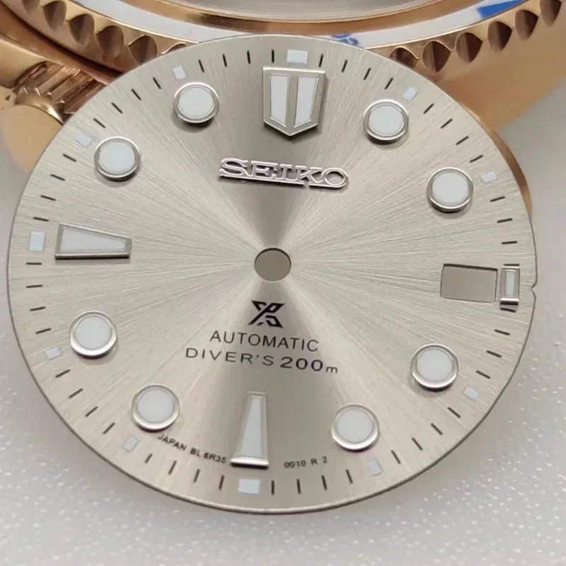 قرص SEIKO الجديد قرص سطح الغوص المضيء ينطبق على حركة NH35 ينطبق على الساعة الثالثة وقطر الساعة 3.8 28.5 ملم