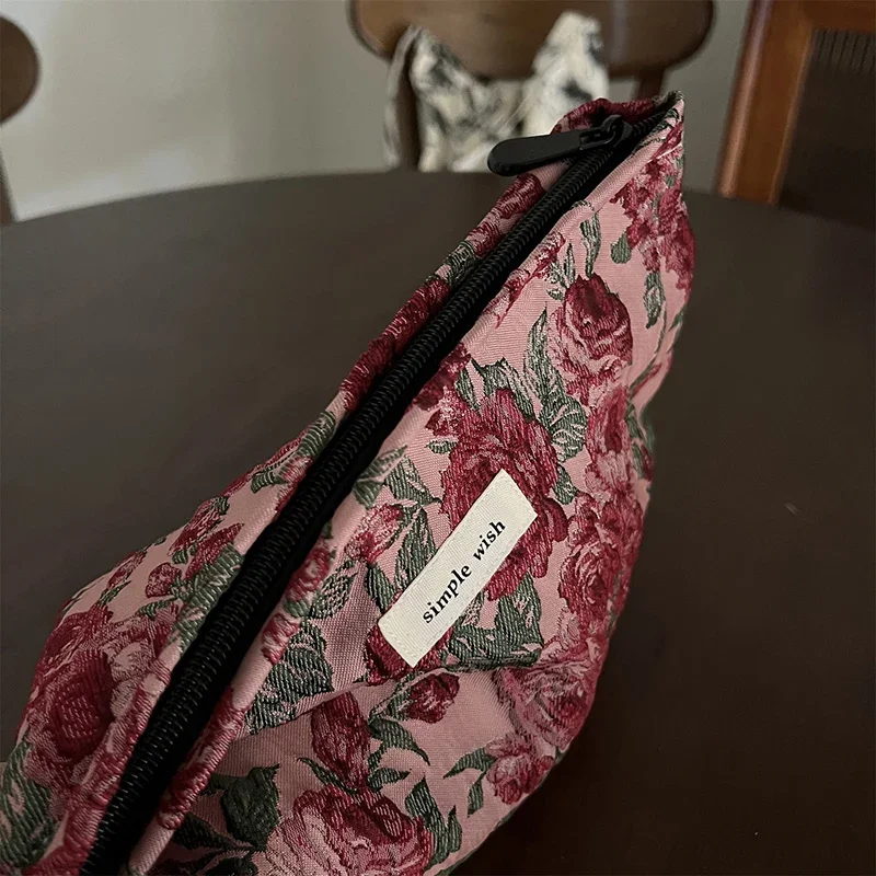 Borsa per il trucco rosso scuro per ragazza alla moda Borsa per cosmetici da donna floreale jacquard Comoda pochette per assorbenti igienici per