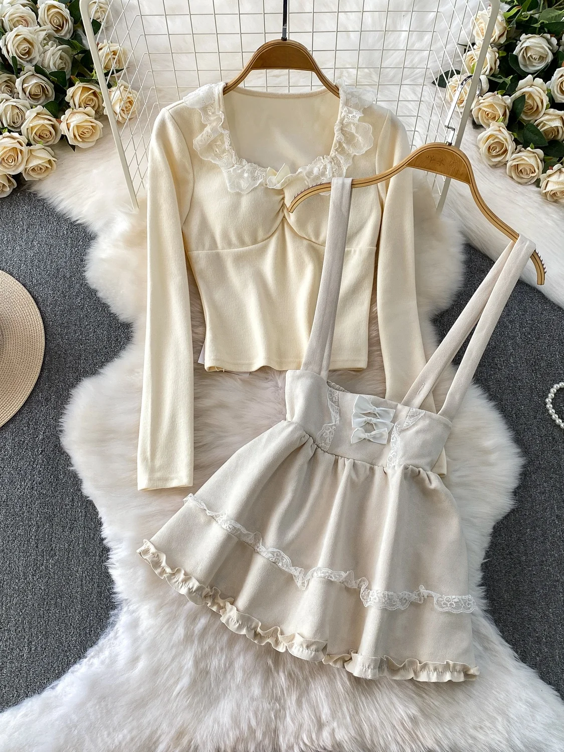 

Комплект из двух предметов: топ с кружевными вставками и квадратным вырезом, юбка с высокой талией, не мнущаяся, повседневная одежда