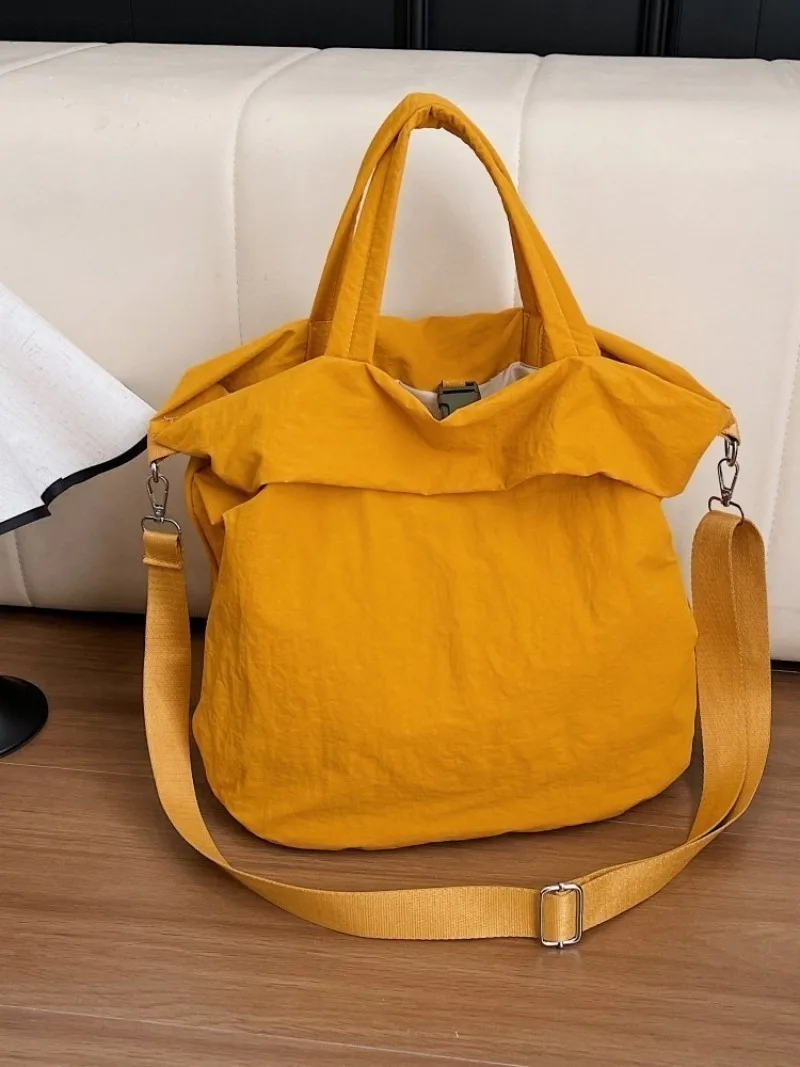 CEEKAY Mattschwarze, gekräuselte Nylon-Umhängetasche, übergroße, weiche Umhängetasche mit einfacher Überschlagöffnung, breiter, verstellbarer Stoffriemen, lässige Handtasche – Detail 9
