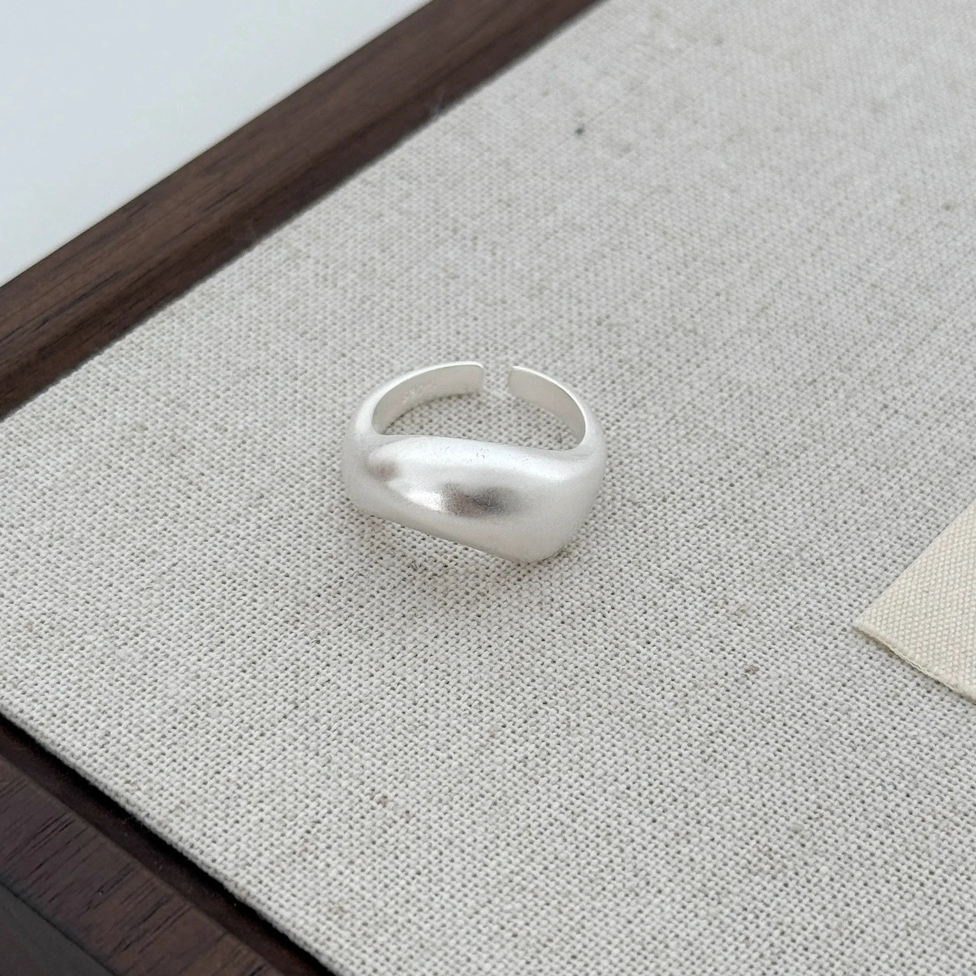 

New Hot Selling 925 Sterling Silver Wavy Ring, Fashionable And Personalized, Suitable For Women's Birthday Gift Parties