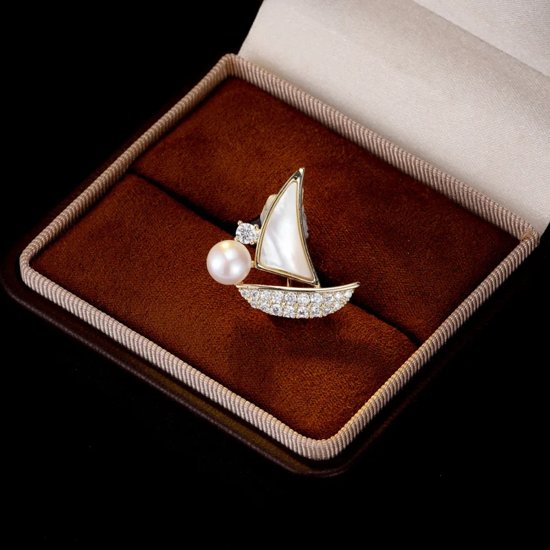 High-end Natural Shell Pearl Sailboat Brooch Smooth Sailing Niche Suit Jacket Accessory Unisex Chest Flower
