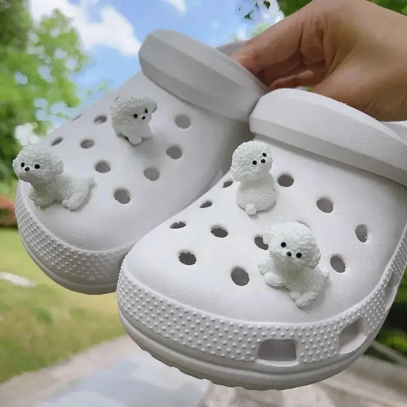 Set de decoración de zapatos de verano 3D con mini figuras de cachorros, accesorio DIY desmontable de figuras de perros Bichón Frisé, para zuecos, regalo festivo