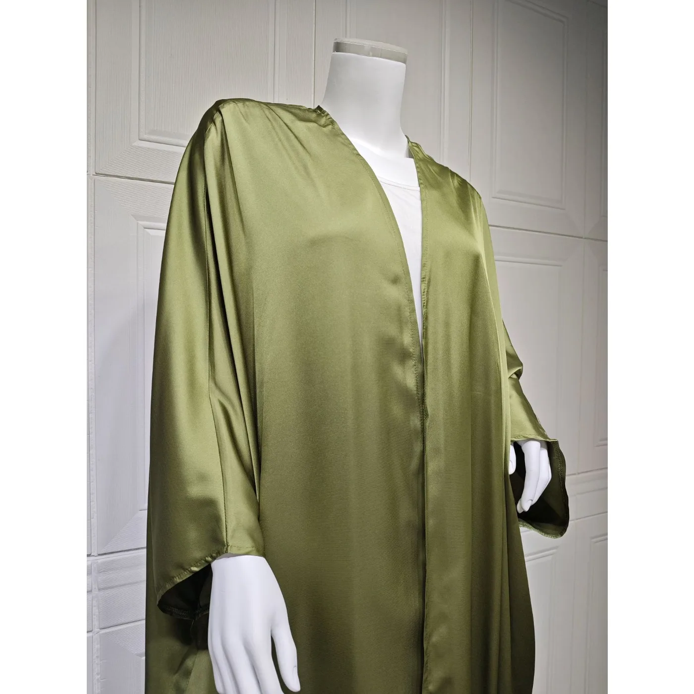 2025 イスラム教徒の女性グリーンサテンオープンアバヤイードドバイファッションバットスリーブローブモロッコファムエレガントなささやかなカーディガンイスラム服
