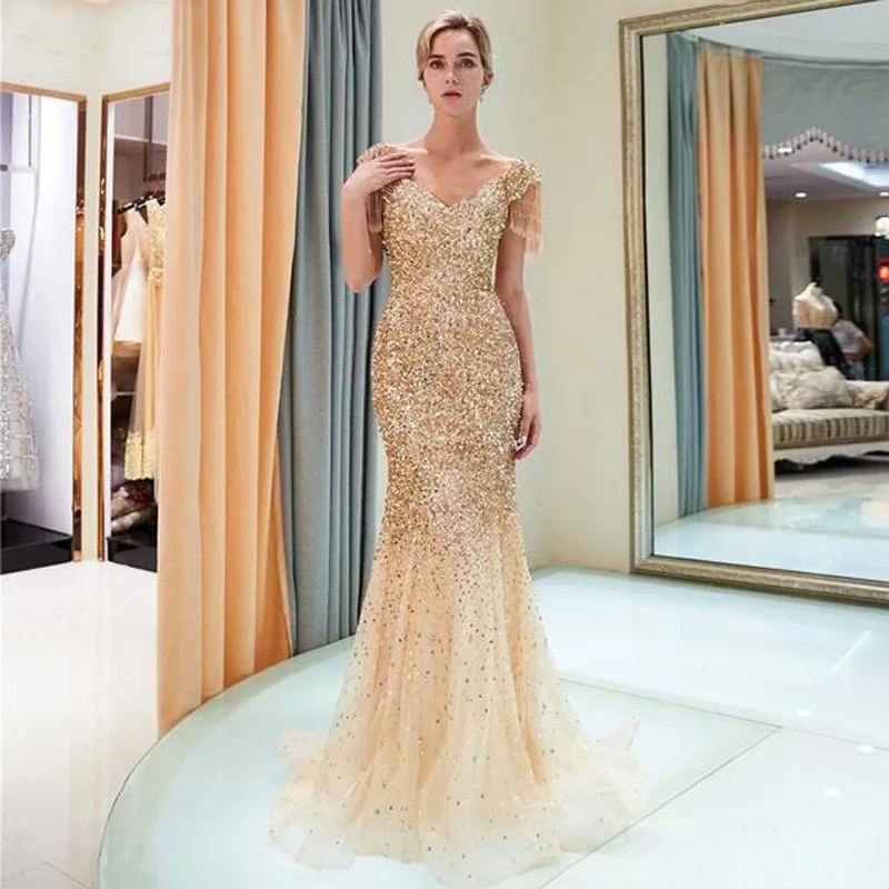 

A new fitted fishtail shoulder-sleeved collar and gold-sprinkled long dress