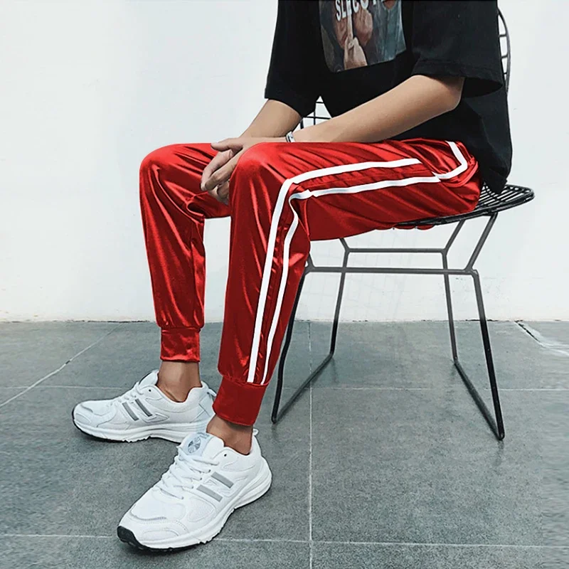 Nuovi pantaloni estivi in tessuto liscio in Chiffon pantaloni Casual in seta di ghiaccio pantaloni sportivi a righe di seta sottili per uomo Streetwear