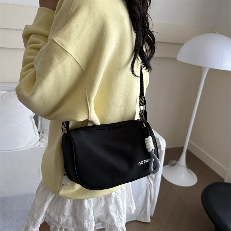 ​ ​ 2025 جديد إمرأة واسعة حزام دلو حقيبة عادية Crossbody محفظة الحد الأدنى حقيبة كتف موضة تحت الإبط المتشرد الخريف الشتاء ​