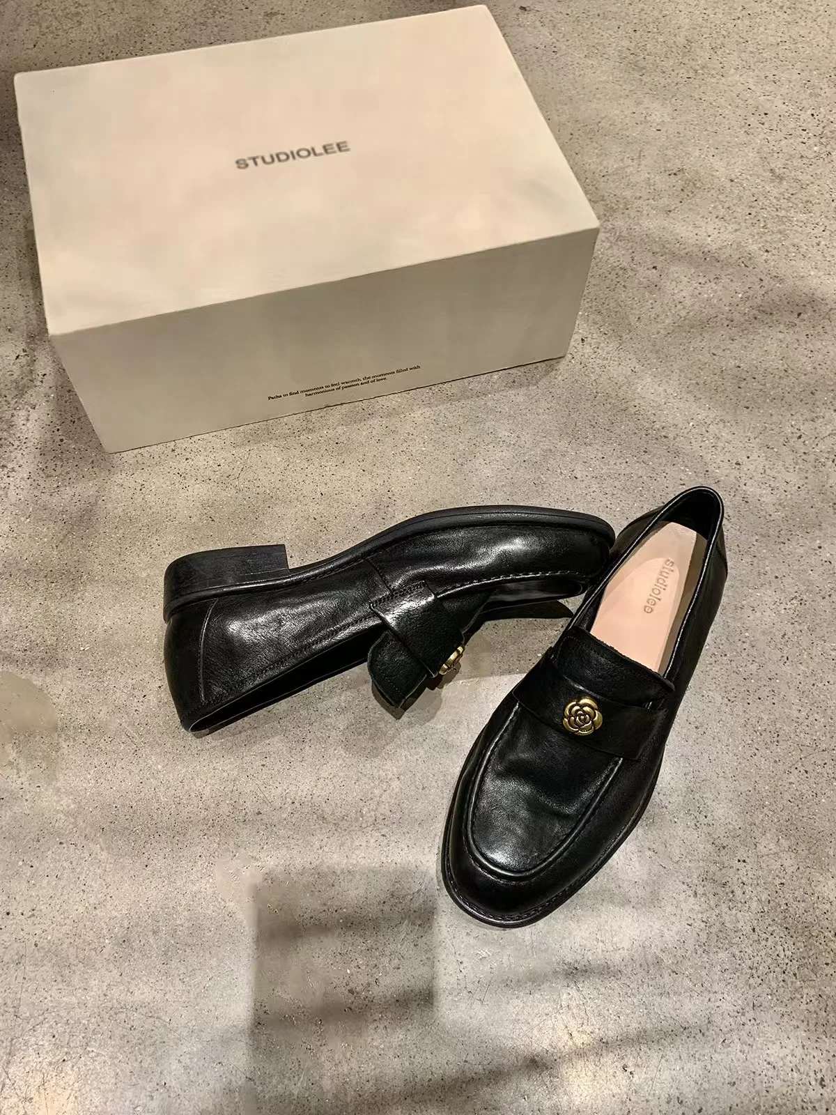 

New European and American fashionable women's shoes, retro polished small gold coins, thick heels, loafers, small leather shoes