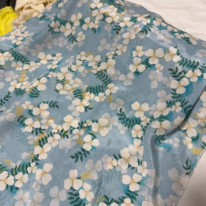 

1 метр, 100% тутовый шелк, креповая шелковая ткань 12 momme, синяя с белым цветочным принтом, ширина 138 см, 54 дюйма, по дворам LB007