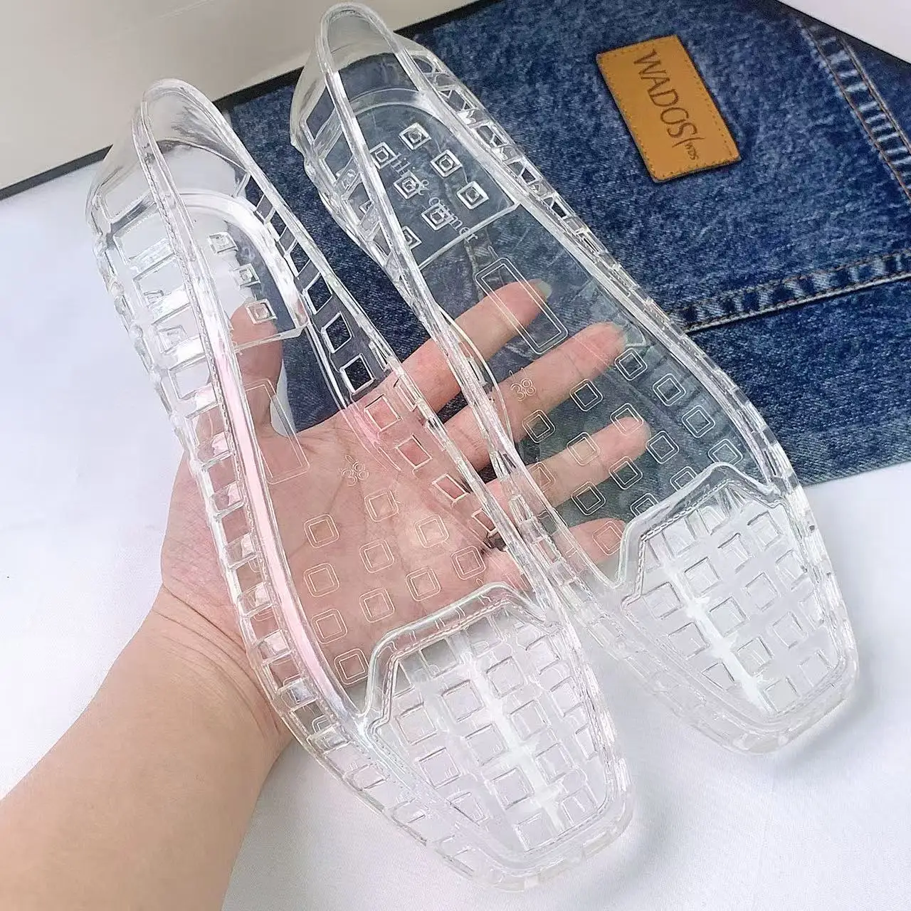 Spring and Summer New Korean Style Transparent Crystal Shoes for Women, Comfortable Closed-Toe Hollow Sandals, Soft and Fashionable Dongdaemun Jelly Shoes, Slip-On Slippers