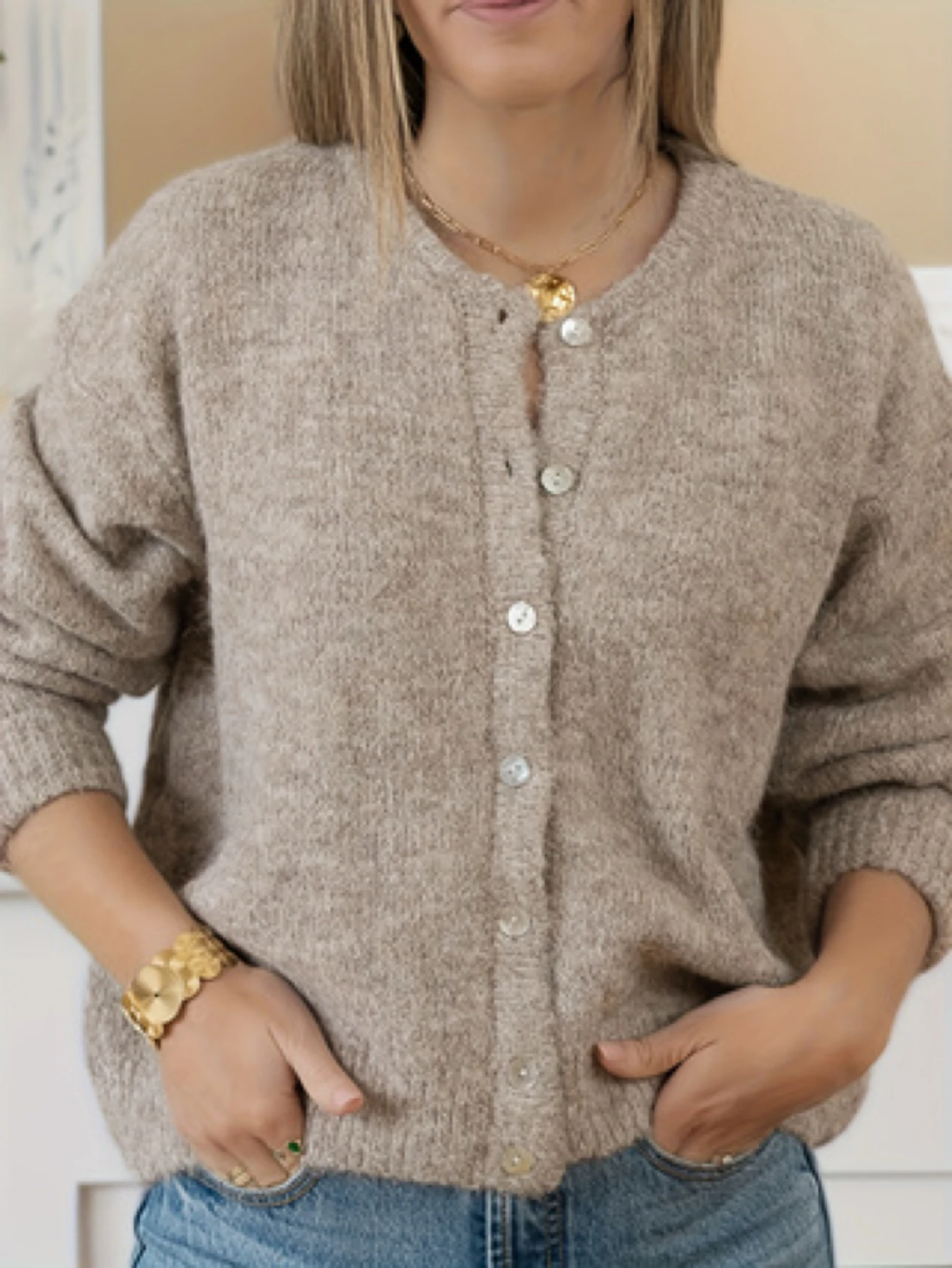 سترة صوفية محبوكة بأزرار أوروبية وأمريكية أنيقة لخريف وشتاء 2025 بلون سادة ورقبة دائرية للنساء