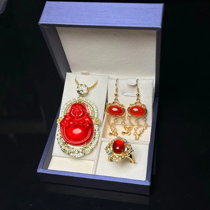 

Новый натуральный ледяной красный Будда Гун из трех предметов, классический модный темпераментный универсальный комплект