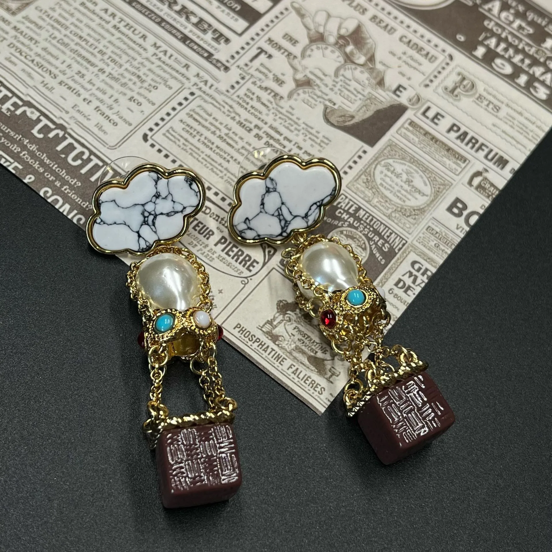 

Vintage cloud pearl hot air balloon light luxury exquisite earrings