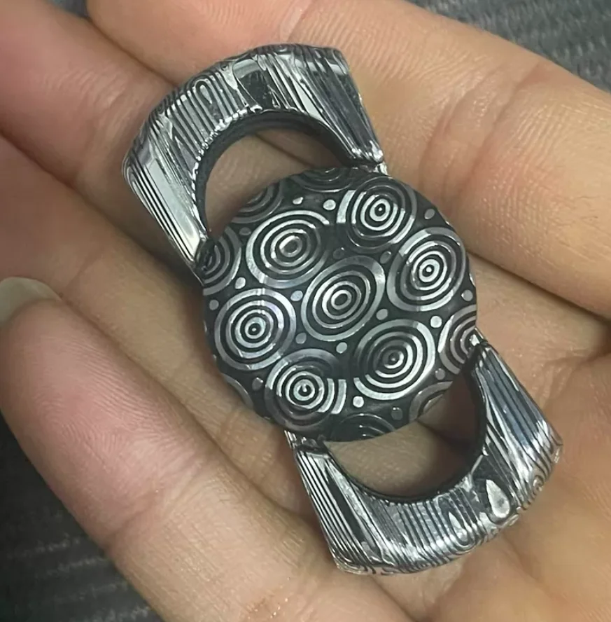 Used EDC Damascus vertically cuts small butterflies etch gyroscope fidget spinner metal decompression toy